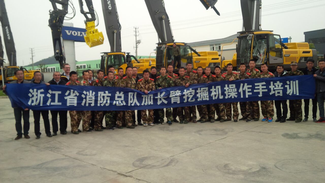 浙江省消防總隊加長臂挖掘機操作手培訓合影.jpg