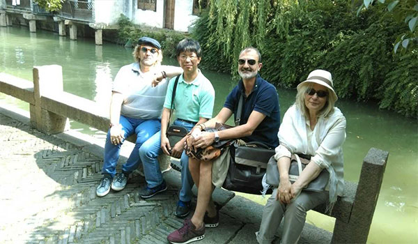 圖為人從眾翻譯譯員與三位意大利時尚設計師在烏鎮河邊留影.jpg