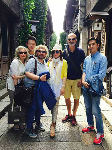 西蔓色彩上海學院工作人員與意大利時尚設計師在烏鎮合影留念.jpg