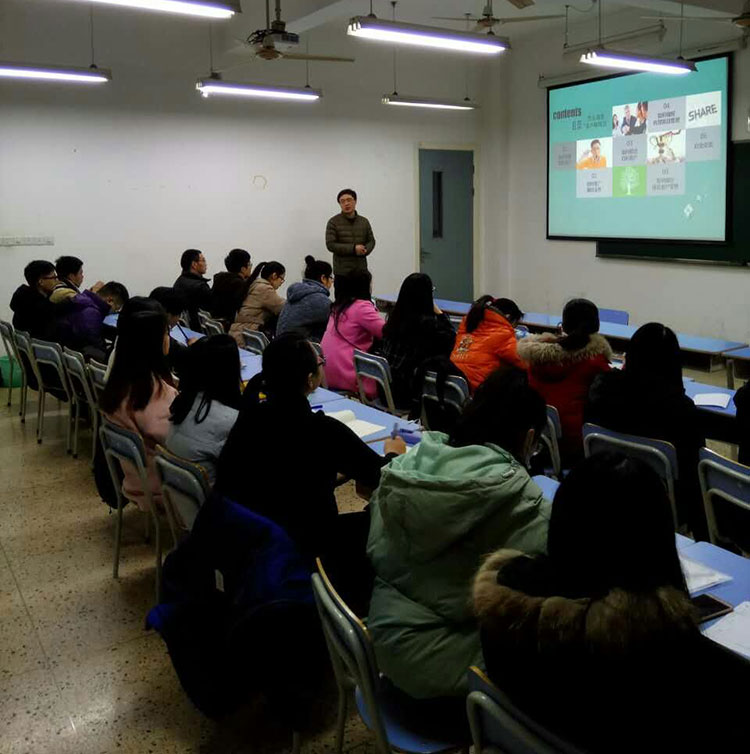 杭州中譯翻譯有限公司單海江總經理為浙江工商大學翻譯碩士專業學生提供客戶與項目管理知識講座.jpg